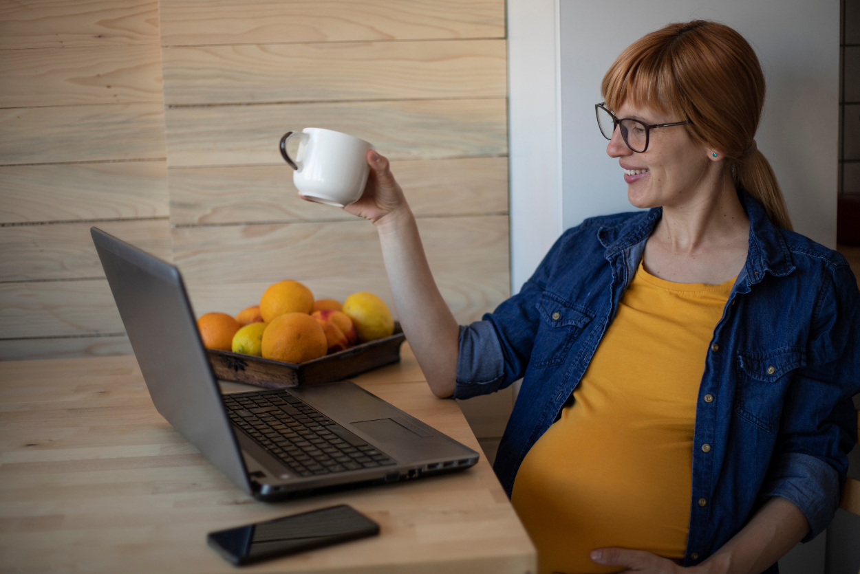 Femme enceinte qui réserve sa babymoon