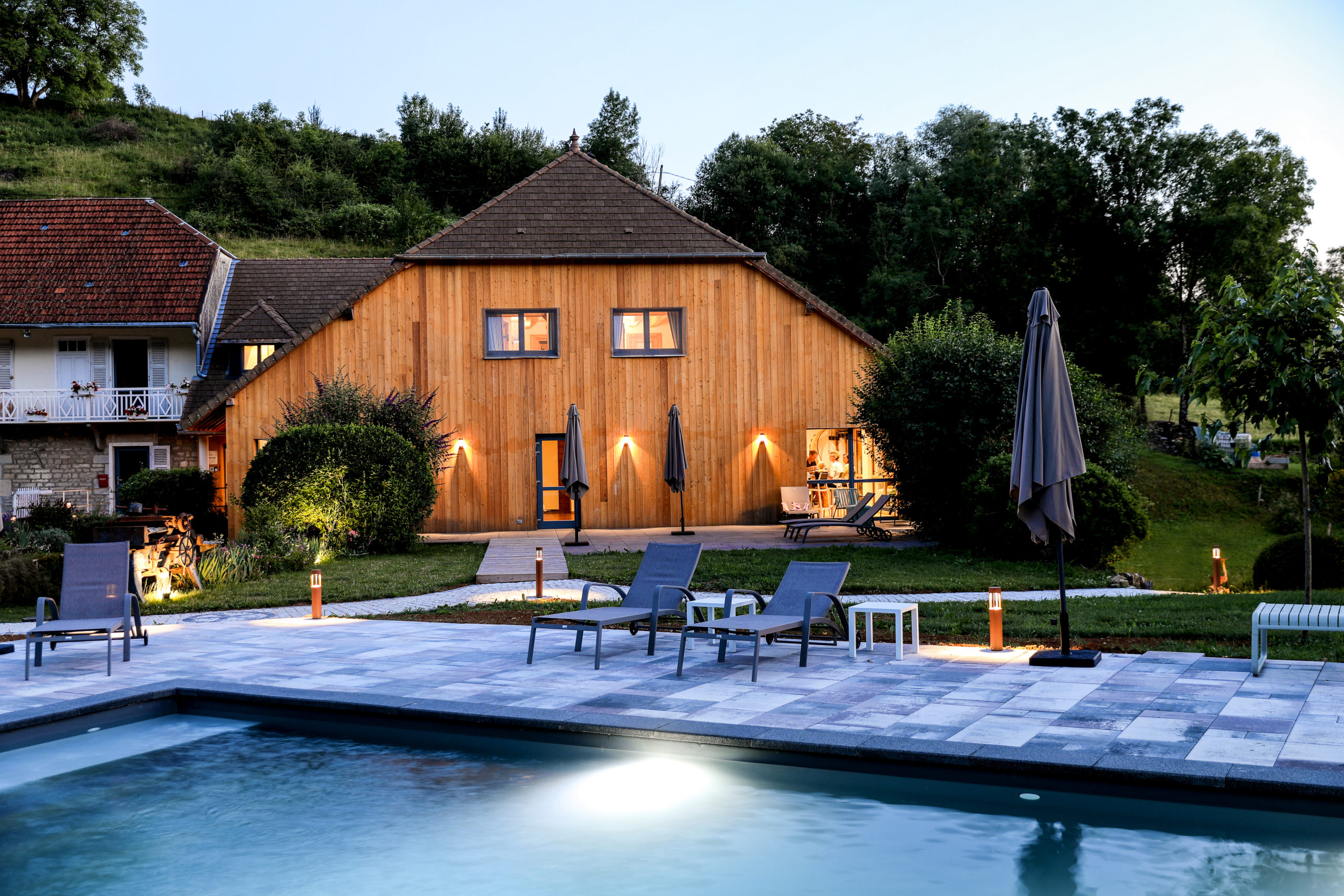 Extérieur avec la piscine