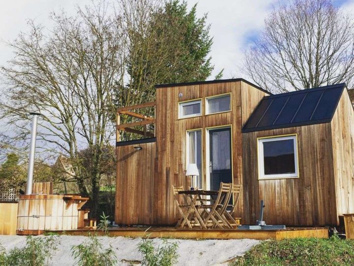 A 1h40 de Lyon : une micro-maison en bois face aux vignes avec son spa nordique !