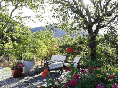 Salon de jardin dans la verdure
